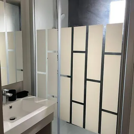 Dans Parc Residentiel De Loisirs, Piscine, 150m De La