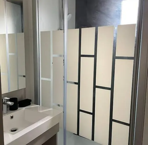 Dans Parc Résidentiel De Loisirs, Piscine, 150m De La