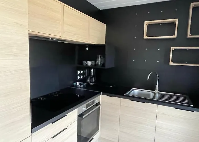 Dans Parc Résidentiel De Loisirs, Piscine, 150m De La