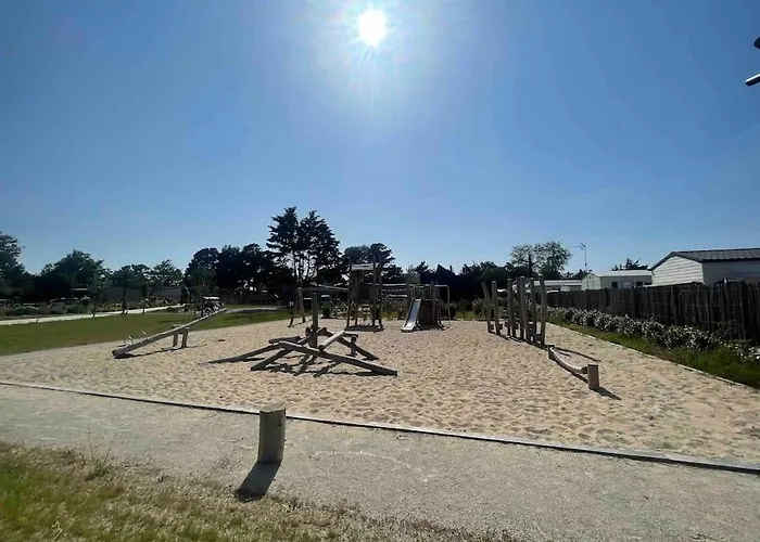 Dans Parc Résidentiel De Loisirs, Piscine, 150m De La Chalet